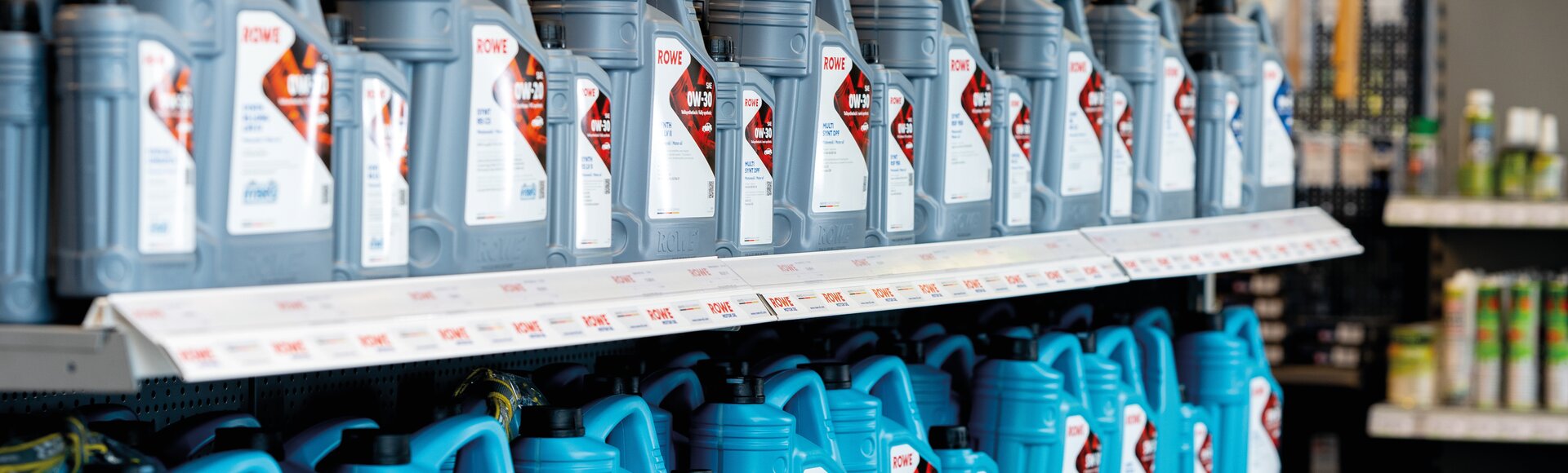 diverse ROWE Gebinde ausgestellt im Regal